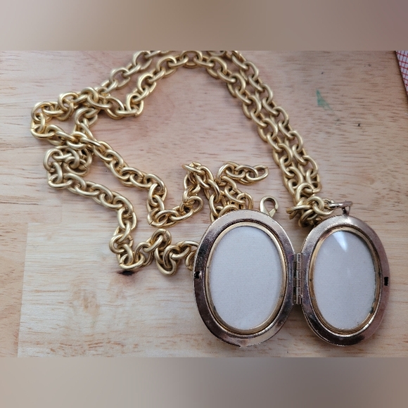 Vintage photo Locket with long chain - Picture 3 of 8